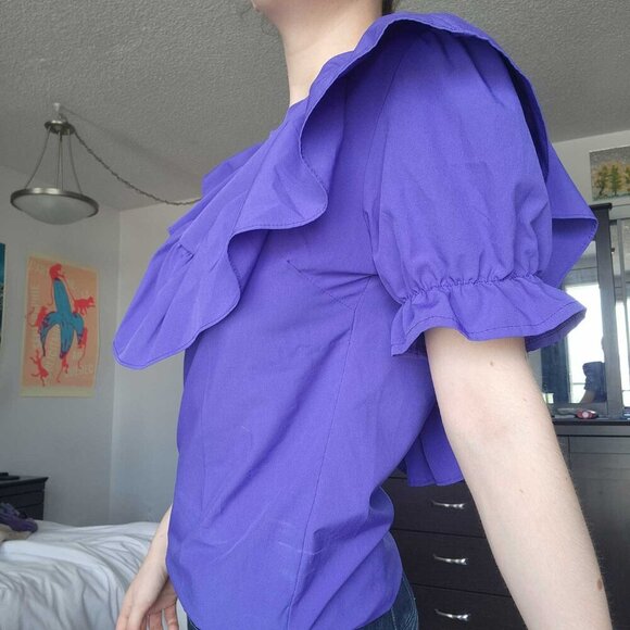 Vintage 80s purple short-sleeved top with puffy sleeves and big ruffled collar - Picture 4 of 14